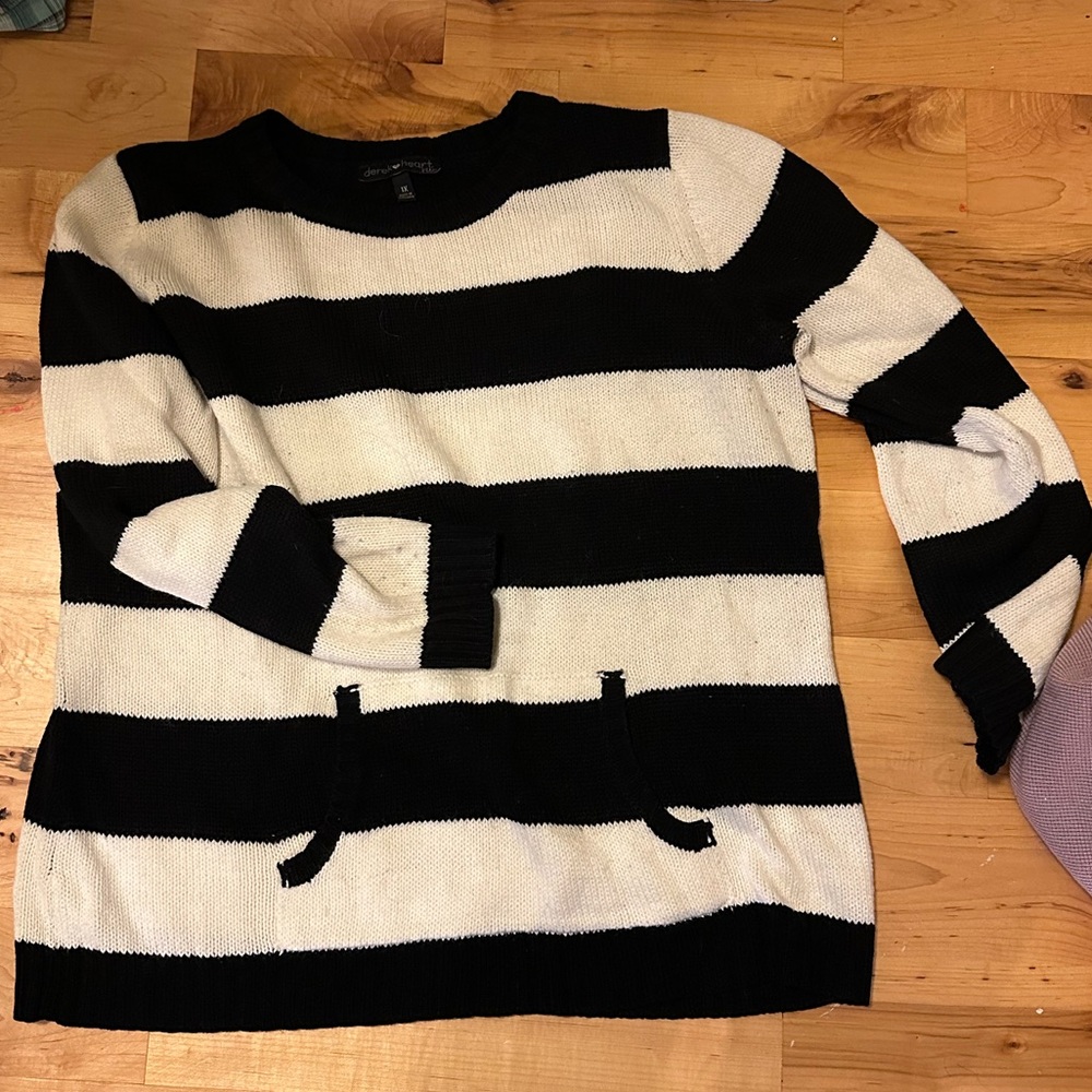Cute Black & White Sweater